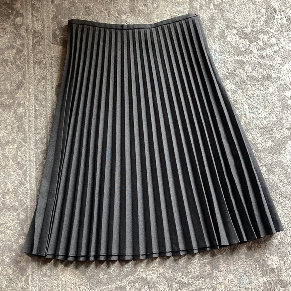 Express Black Pleated Skirt Size 7/8 EUC